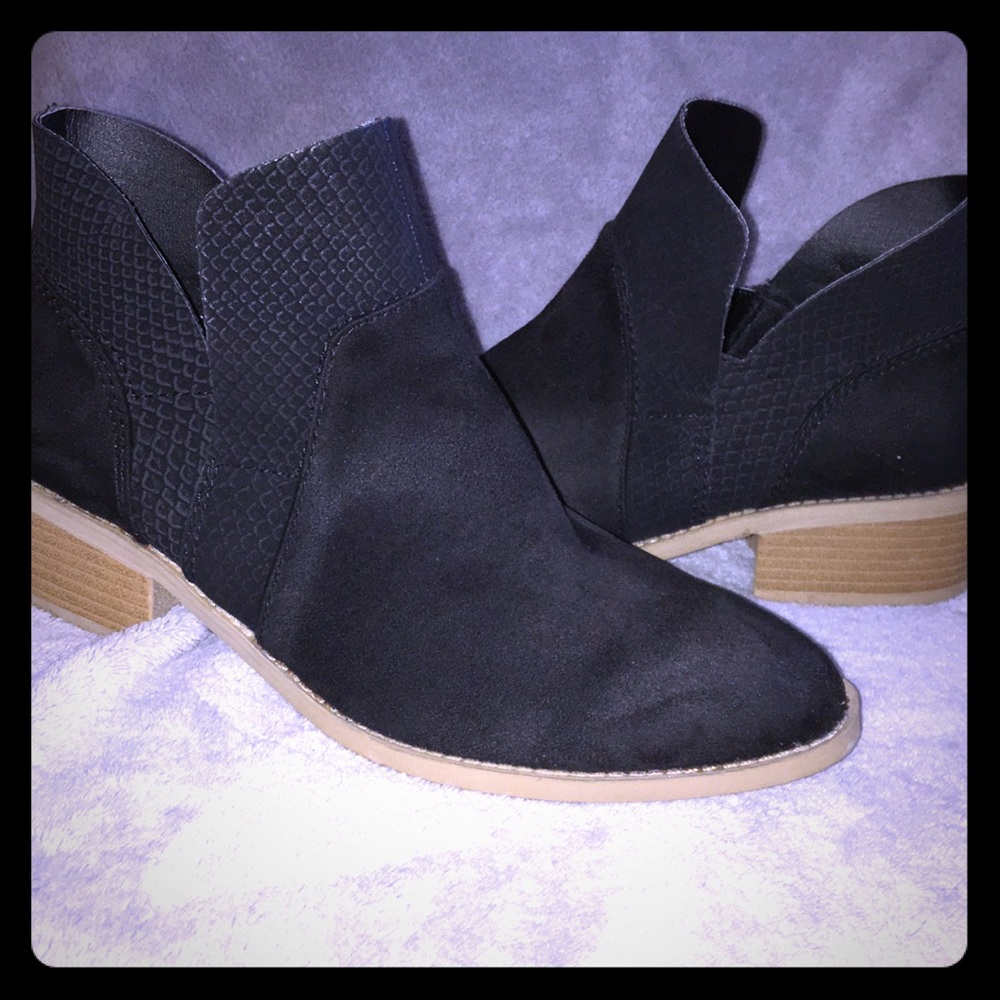 Size 71/5 AMERICAN EAGLE wedge heel boots.